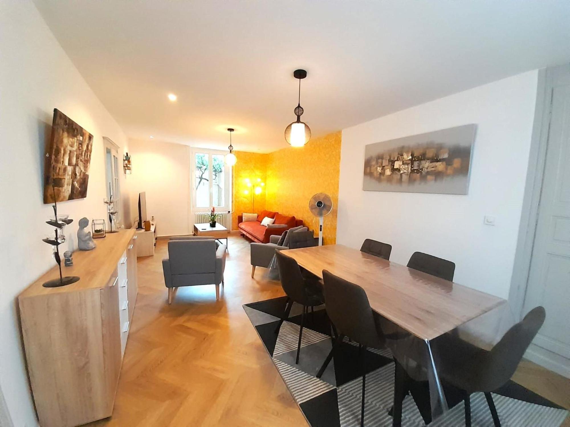 Hébergement de vacances Elegante Maison Avec Patio Centre *