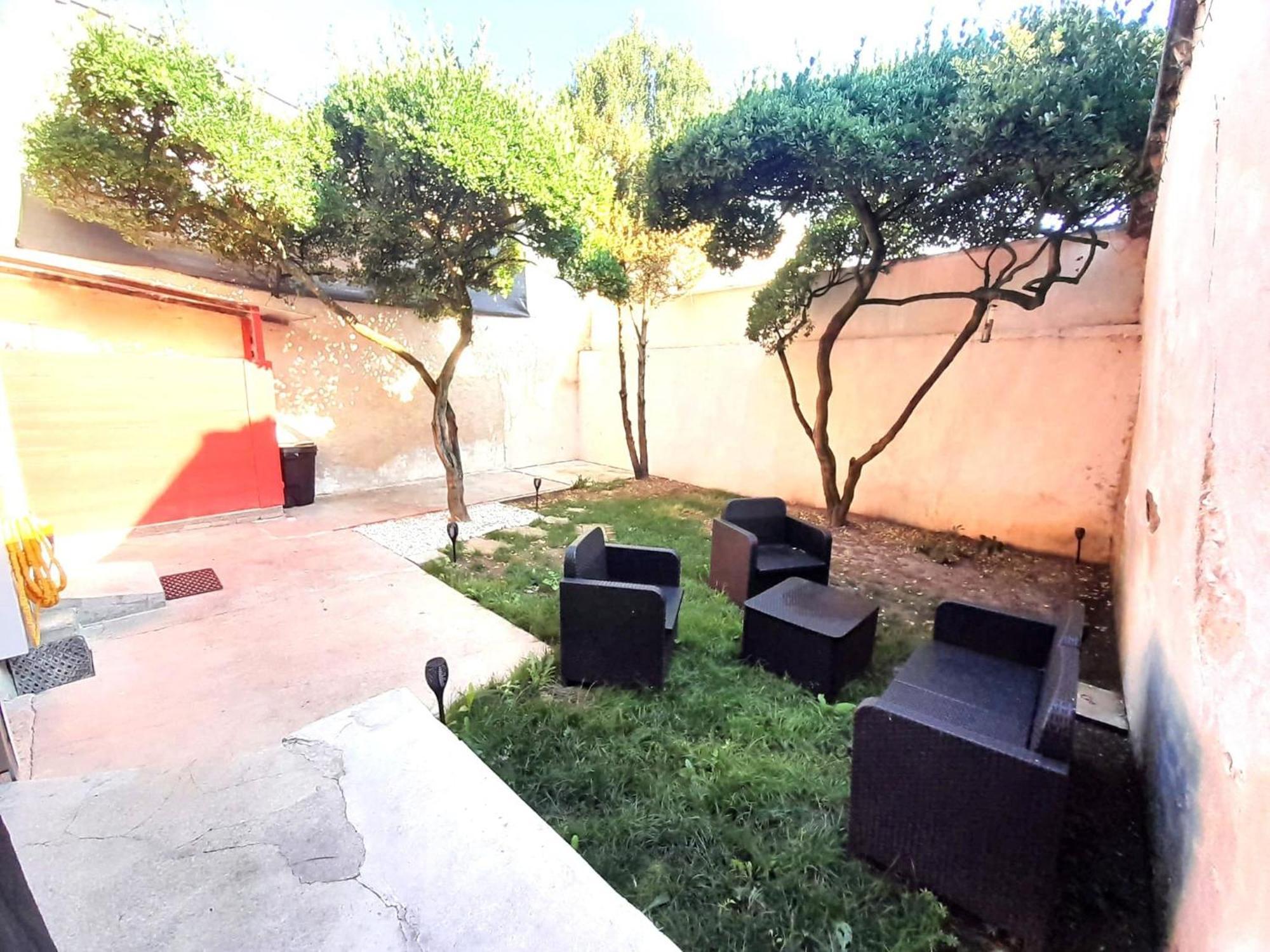 Elegante Maison Avec Patio Centre *