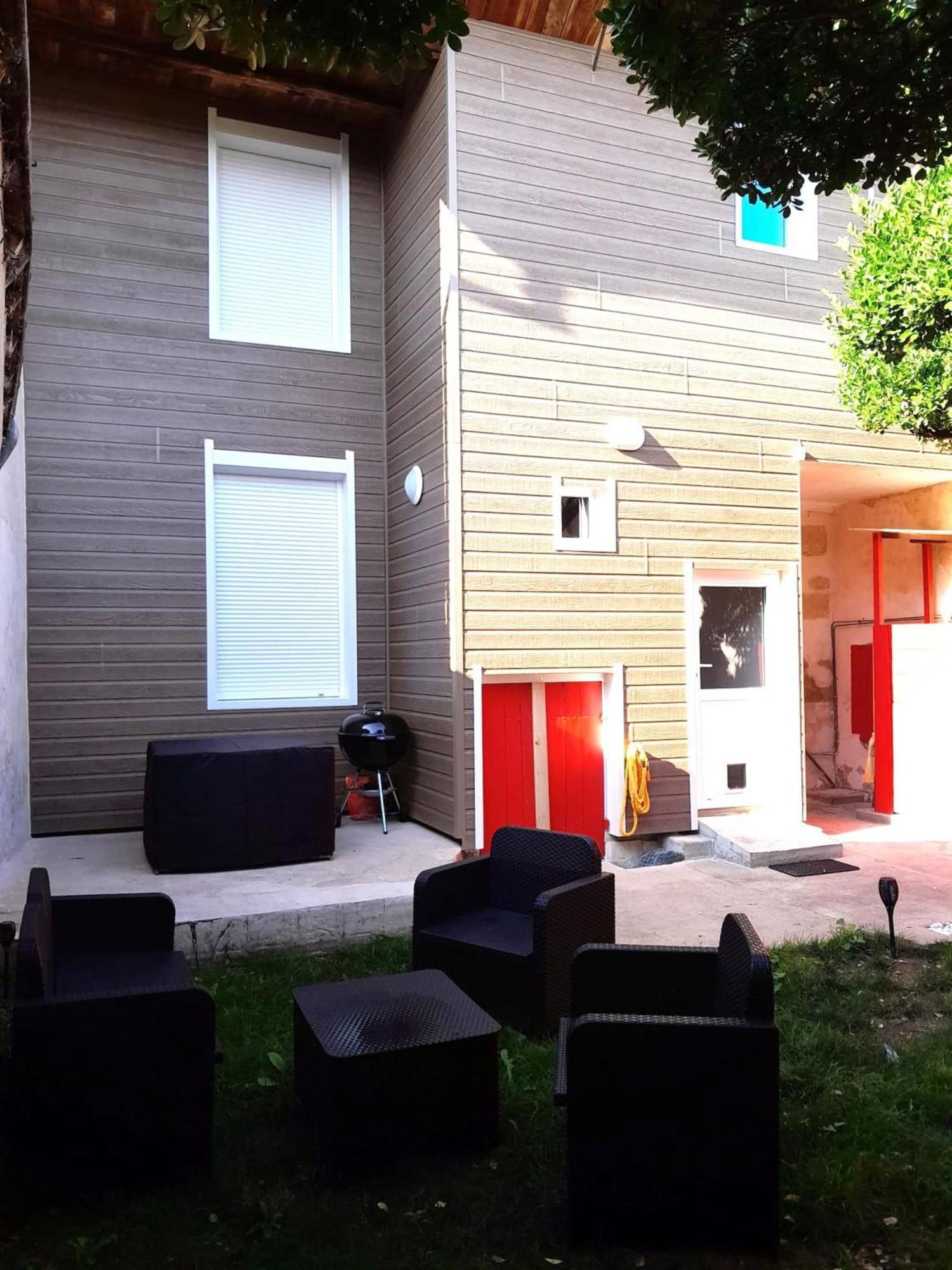 Elegante Maison Avec Patio Centre